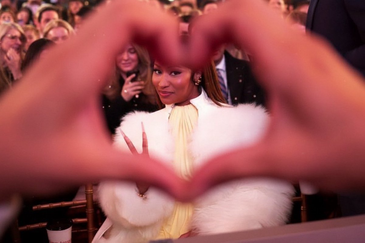 Listen lmaooo 😂nobody told yall dum ah to align with stripper rappers lmao now yall mad cause u lost one of the biggest influence in music … throwing these damn temper tantrums &amp; shit . Should’ve helped ha when she begged for help .