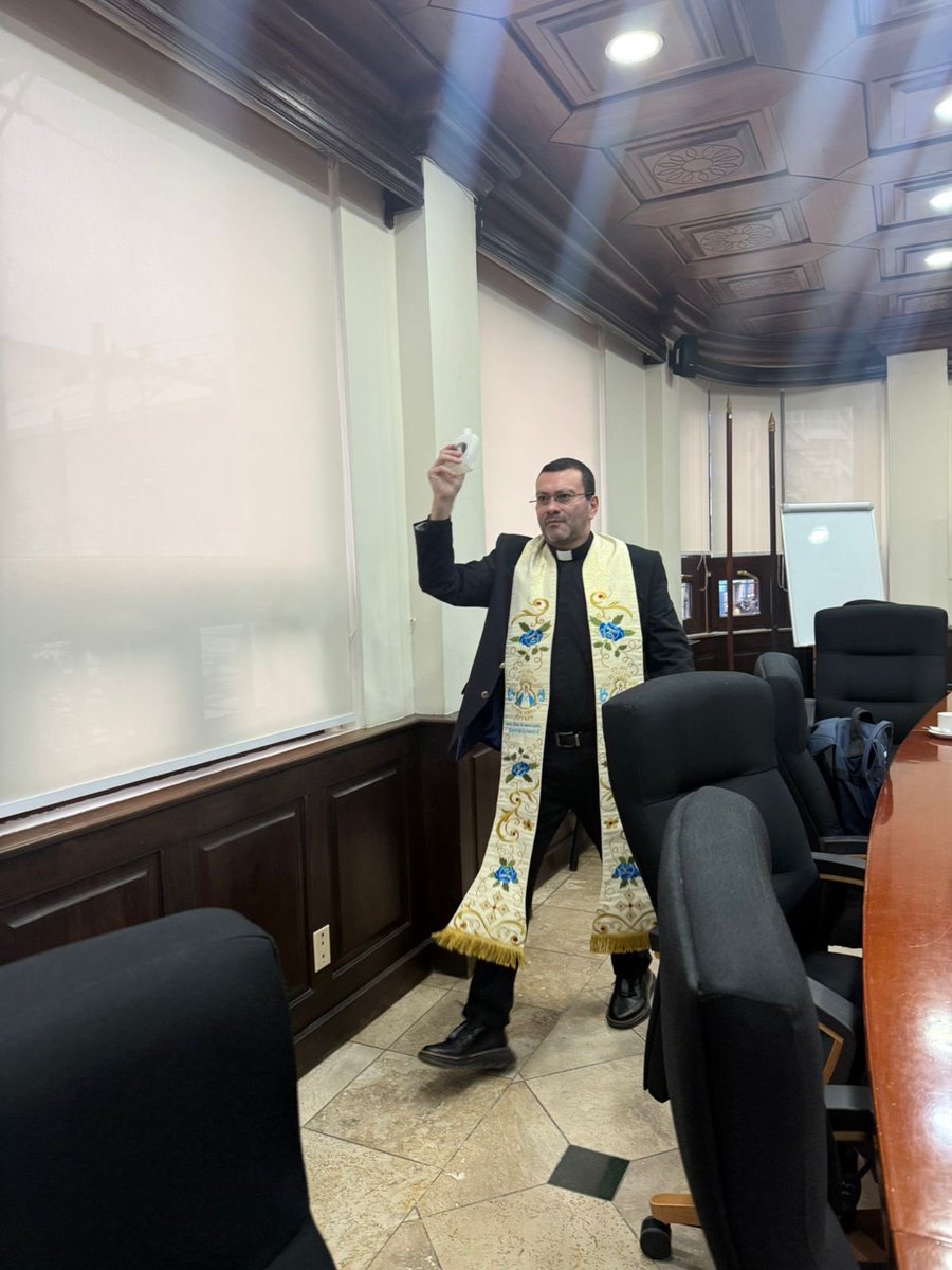 CholusatSur36's tweet image. ¡ AGUA BENDITA !

En Casa de Gobierno, en el Congreso Nacional y en todas las instituciones se espantan todos los demonios y las huestes de maldad invocadas por los que se fueron.