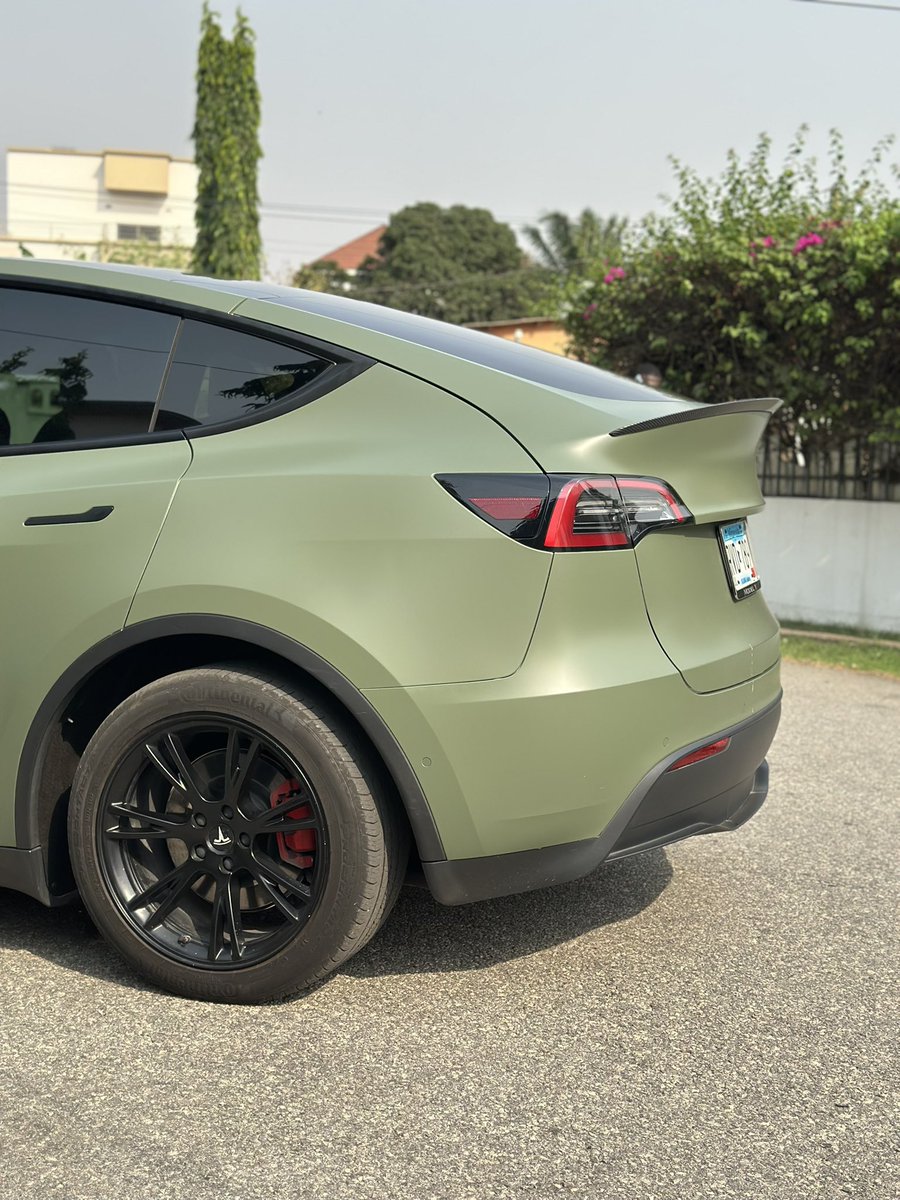 2022 Tesla Model Y 
Where the Bet boys all dey ? 
Who dey buy this toy ??

Asking price - 850k cedis p3 😁
Don’t say I dint do anything for you o 

#YourCarGuy 🚘🕺🏽