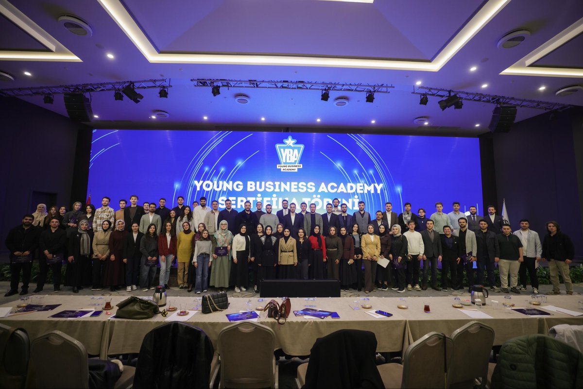 Young Business Academy, bir eğitim programından öte;gençlerin iş dünyasına bilinçli, donanımlı ve sorumluluk sahibi bireyler olarak hazırlandığı bir gelişim yolculuğudur.

Genç MÜSİAD olarak YBA sürecini başarıyla tamamlayan mezunlarımızı,sadece bir programdan değil,değer üreten,