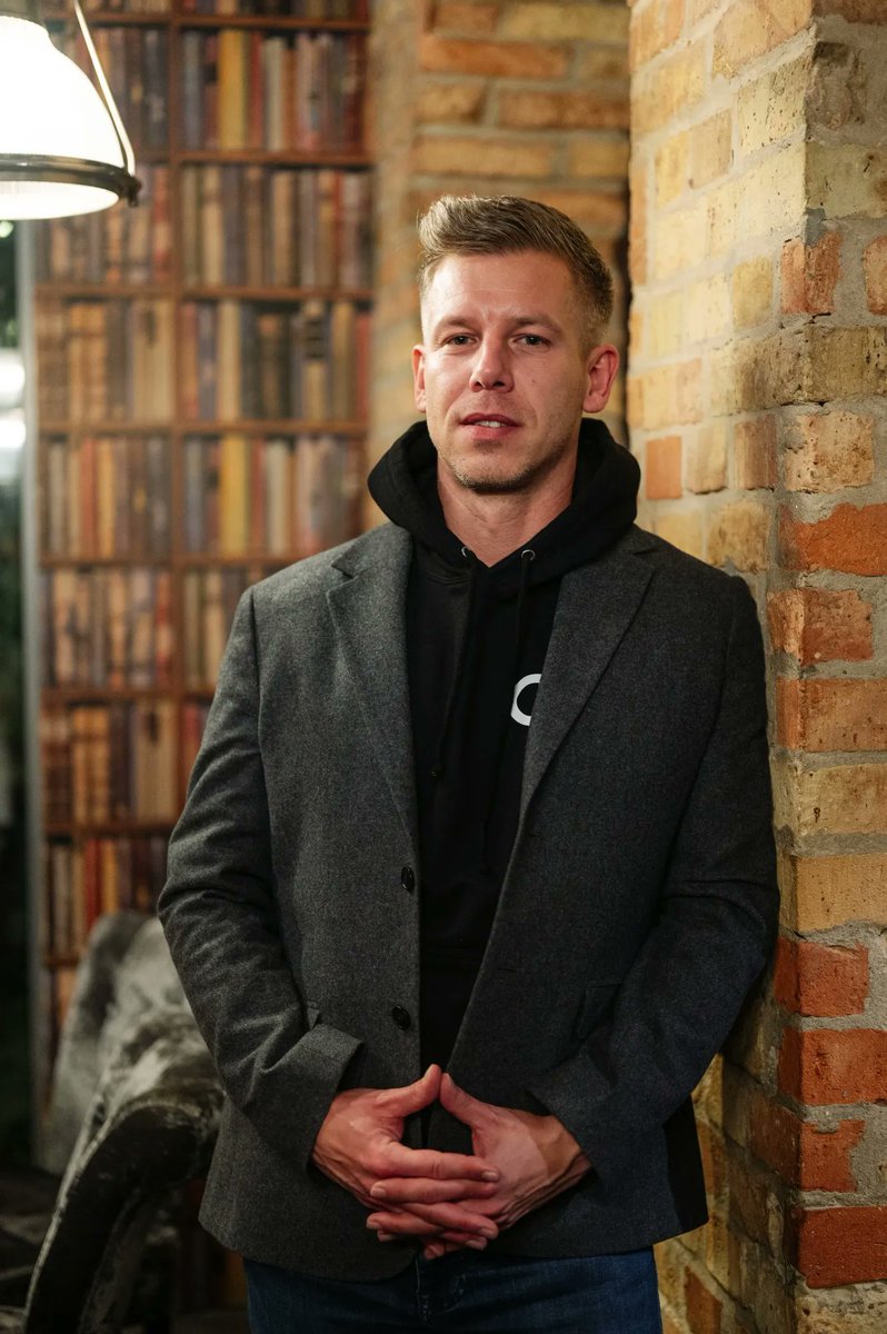 Wiecie kto to jest?! Péter Magyar, polityk, o którym coraz więcej mówi się na Węgrzech, człowiek przyciągający uwagę mediów i opinii publicznej, budzący emocje i oczekiwania, a jego wejście do krajowej polityki już teraz wywołuje spekulacje o możliwych zmianach w relacjach