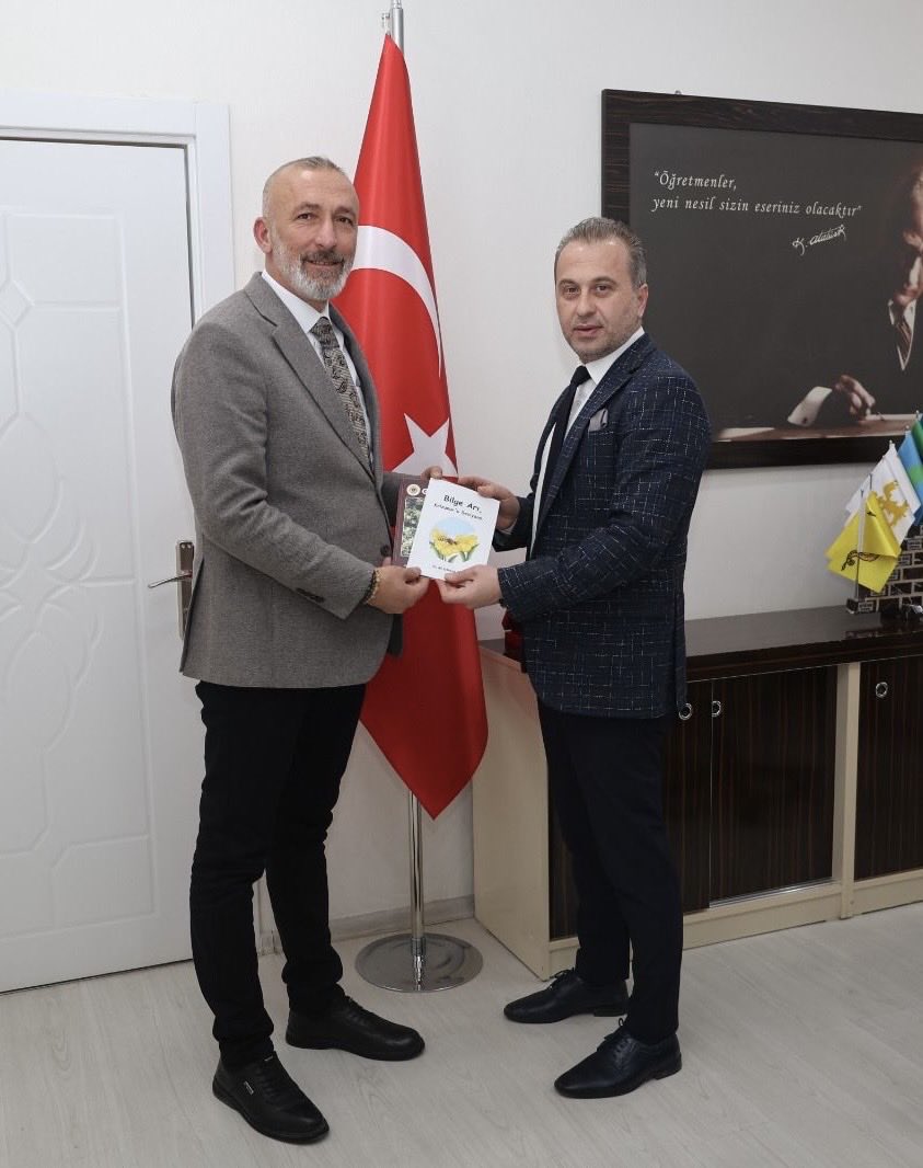 Elazığ Milli Eğitim Müdürü Sayın Beraat Şahin’i makamında ziyaret ederek,Sayın Dr. Ali Korkmaz’ın kaleme aldığı ve Elazığ Arı Yetiştiricileri Birliği olarak bizlerinde çocuklarımıza hediye amaçlı baskısını gerçekleştirdiğimiz Bilge Arı Kolzanur’u Seviyoo kitabını takdim ettik