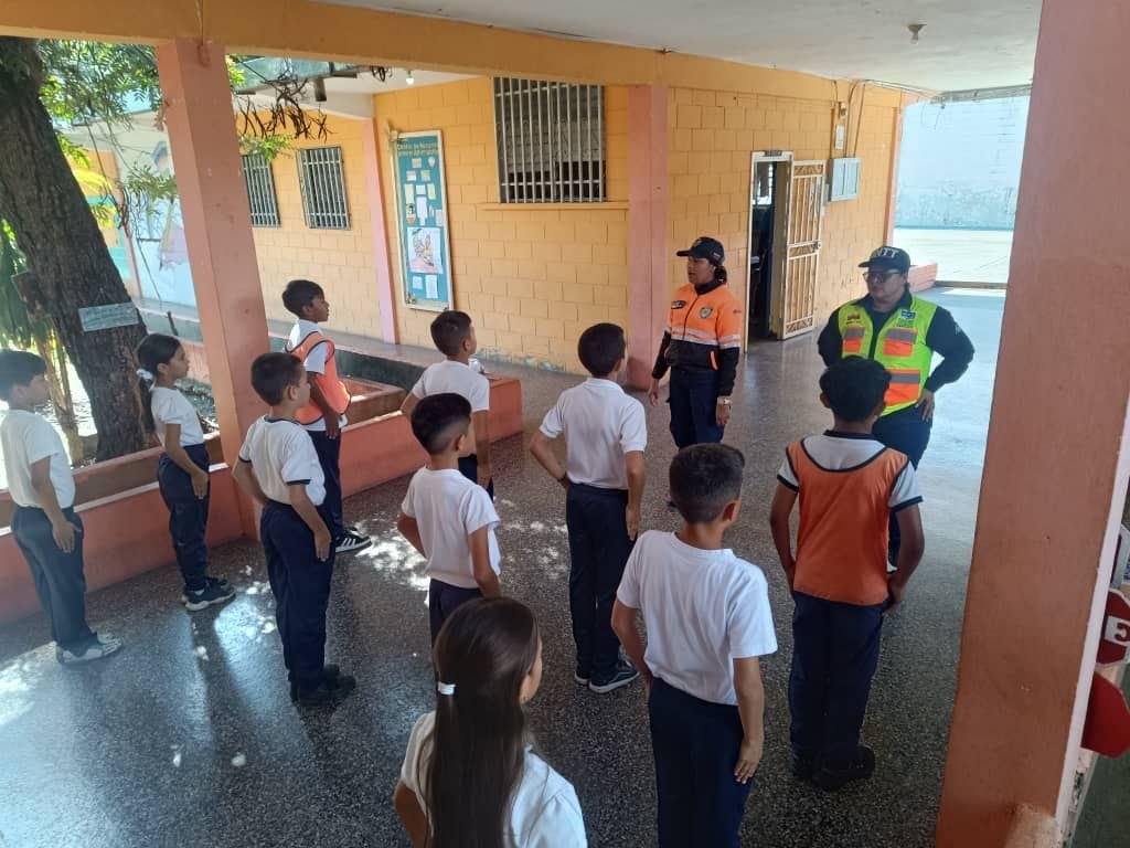 InttContigo's tweet photo. En la U.E "Monseñor Lucas Guillermo Castillo" se fortalece la formación de las patrullas escolares, por parte del INTT como garantía de la formación de  futuros conductores responsables. https://t.co/1j55wAhnop