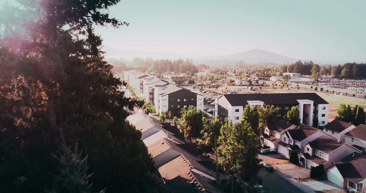 JackolaAE's tweet photo. Completed in 2022, Kestrel Park Apartments reflected Hurley Development’s vision for modern, community-focused housing in Vancouver, adding lasting value to the neighborhood. 🏘️
#VancouverWA #MultiFamilyHousing #Apartments #Jackola https://t.co/GnXlsvojoo