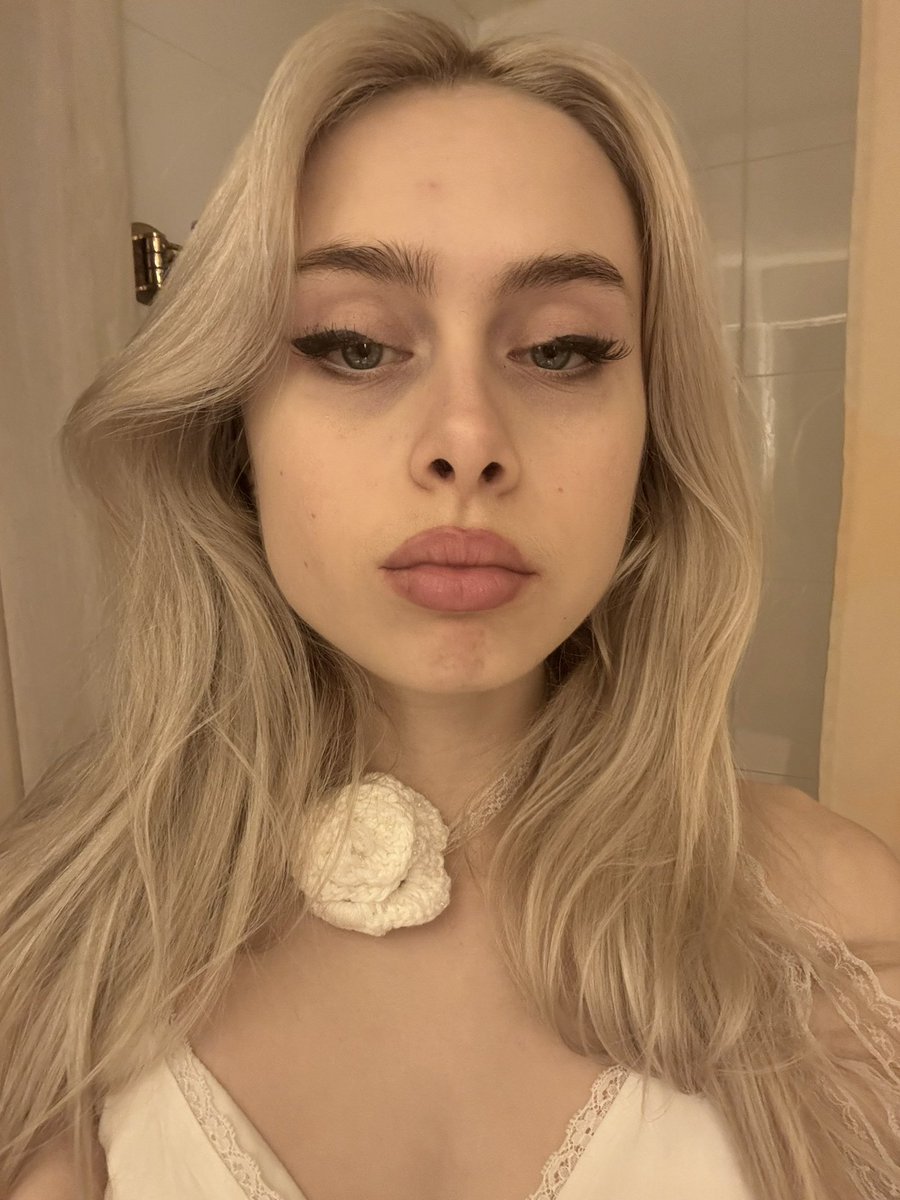 erin lecount tweet media