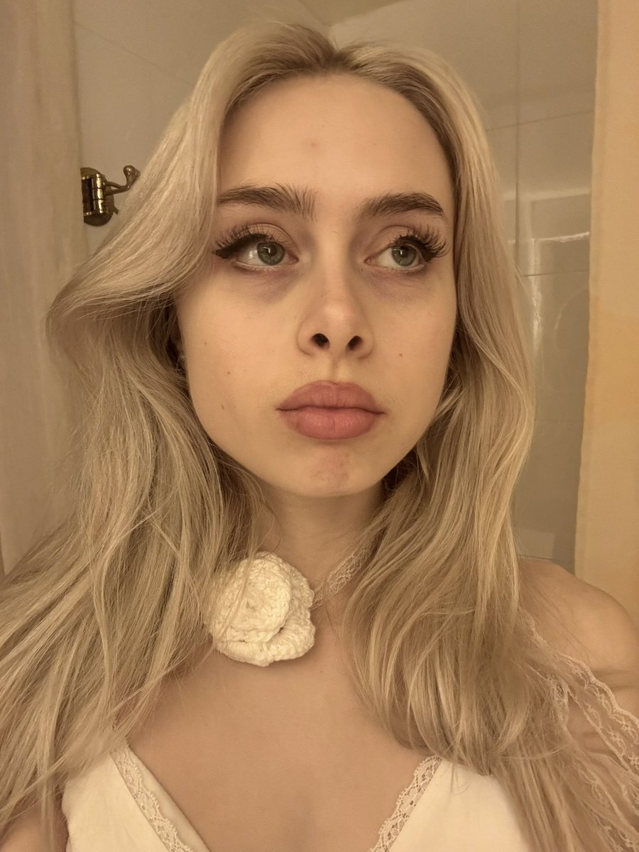 erin lecount tweet media