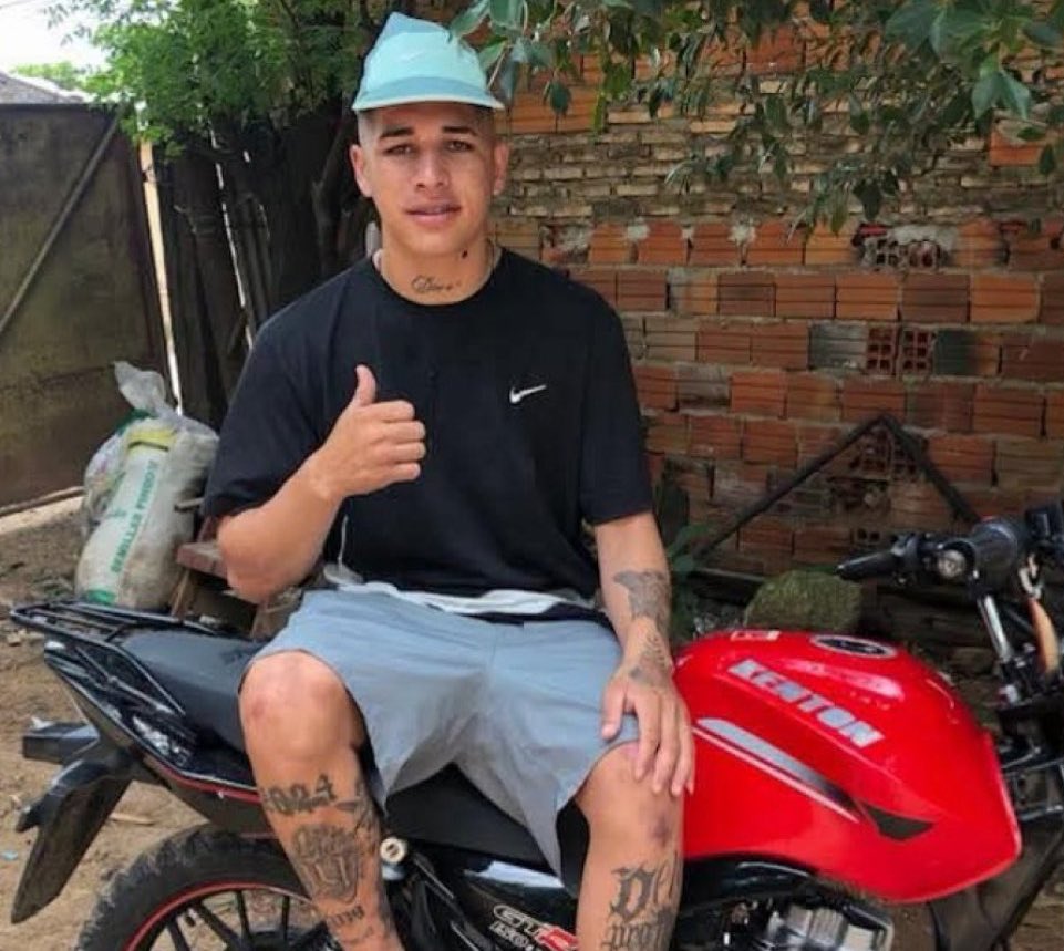 El de la izquierda era Mario Roberto Gómez Zayas, quien debería ser reconocido como héroe nacional por haber abatido con valentía a Emerson Ruiz Acosta alias “Pingüi”.

El de la derecha era “Pingüi’, un asaltante y asesino que gracias a Mario no volverá a delinquir. 

Fin.