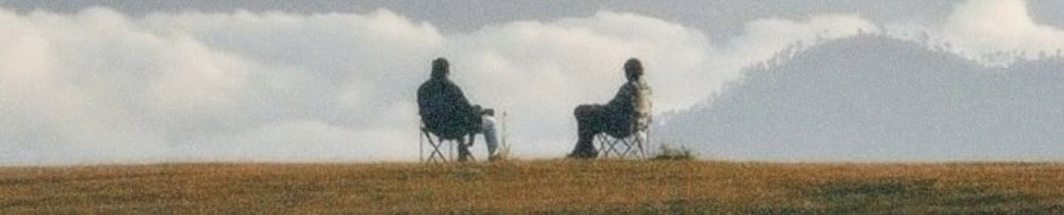 فِي المُوَاسَاة يَفُوزُ الحَنُون لَا النَّصُوح🤎.