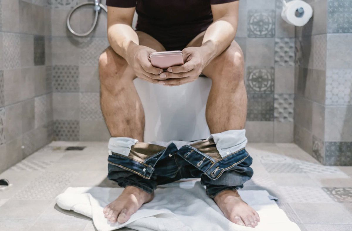 bengreenfield's tweet image. A recent study found that smartphone use on the toilet is associated with a 46% increase in hemorrhoid risk: pubmed.ncbi.nlm.nih.gov/40901789/