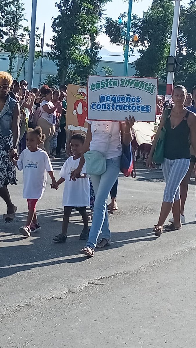 dmesantiago2019's tweet image. Desfile martiano en toda la ciudad.#SiempreSantiago #SantiagoDeCuba #Tenemos
