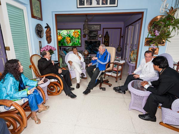 📸#FidelCastro junto a Daniel Ortega, Evo Morales y Rafael Correa, presidentes de la República de #Nicaragua, el Estado Plurinacional de #Bolivia y la República del #Ecuador, quienes participaron en la II Cumbre de la CELAC

fidelcastro.cu
#100AñosConFidel #Cuba