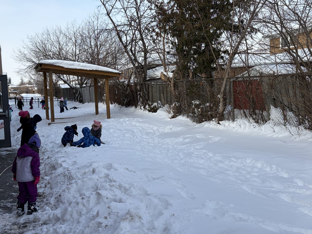 MrsSnyder7's tweet photo. Time for some end of day Snow fun for Rm. 111!
@HCMaltonDPCDSB https://t.co/oqrMn3DKfI