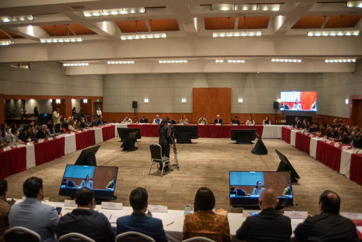 Sostuvimos una reunión de trabajo con <a href="/IMSS_Bienestar/">IMSS Bienestar</a>, encabezada por su titular <a href="/AlexSvarch/">Alex Svarch</a>, y con las y los delegados estatales, para avanzar en la planeación de los módulos de la Credencialización del Servicio Universal de Salud y garantizar que todas y todos accedan a este