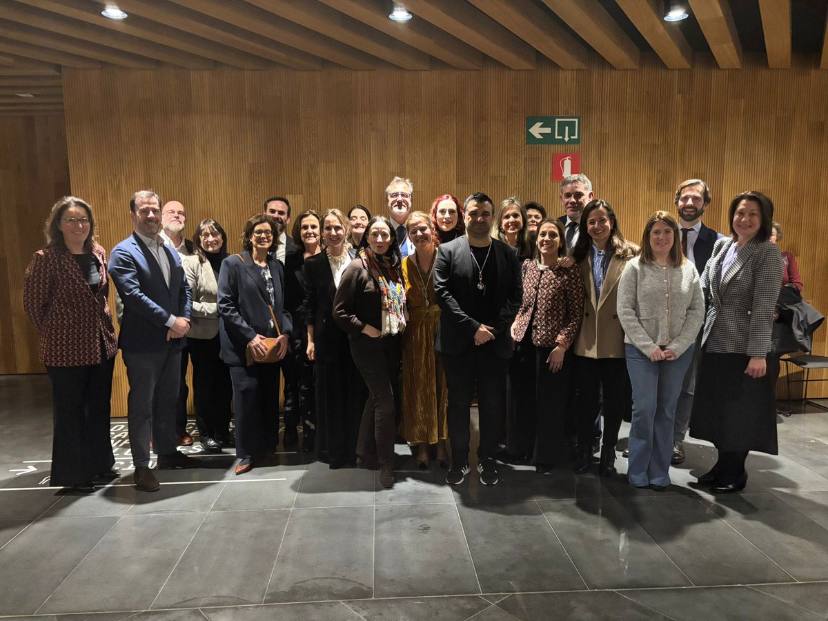 Facultad, comunidad, amistad, términos que evocan necesariamente a personas, cuya vida se entreteje con el historia de la <a href="/unav/">Universidad de Navarra</a> y de <a href="/fcomunav/">fcomunav</a>. Hoy celebramos a nuestros medallistas con alegría y con la responsabilidad de seguir cambiando el mundo juntos.