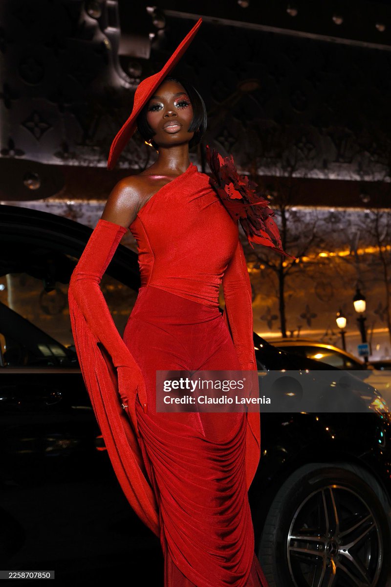 TheePopCore's tweet image. Olandria looks so gorgeous and is an absolute vision of beauty at the Robert Wun Haute Couture show.