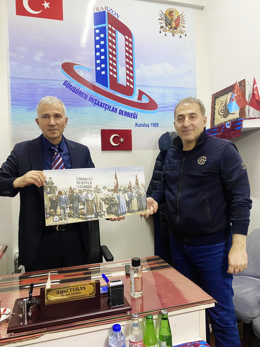 Bugün derneğimizin merkezinde ziyaretimize gelip anlamlı hediyeyi bizlere takdim eden çok kıymetli aile dostum İl emniyet müdür yardımcısı Bayram müdürüme çok teşekkür ederim müdürümün bu nazik ziyareti için kendisine teşekkür ederiz ￼￼