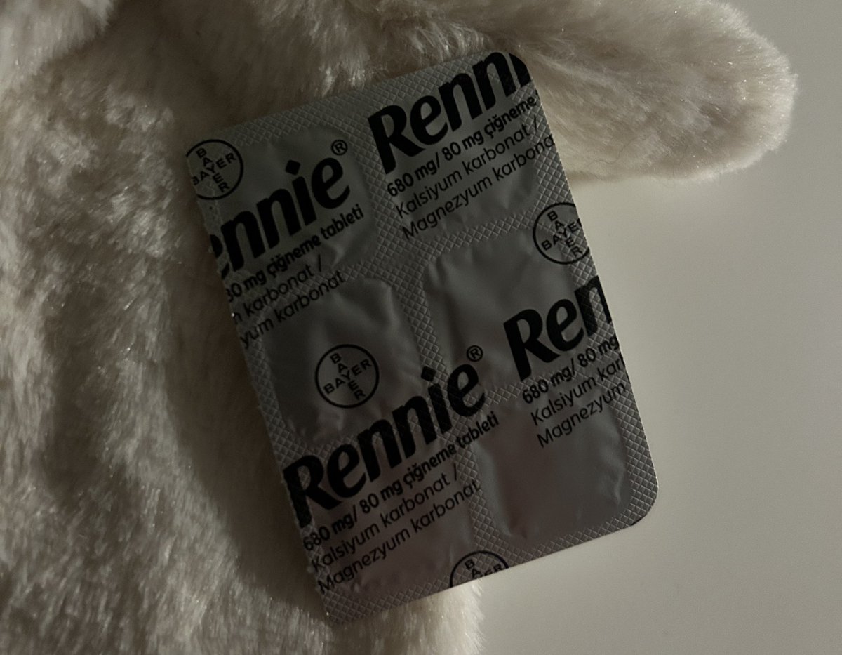 e2bies's tweet image. ailenin hassas mide genetiği yüzünden her yemek sonrası bizziko