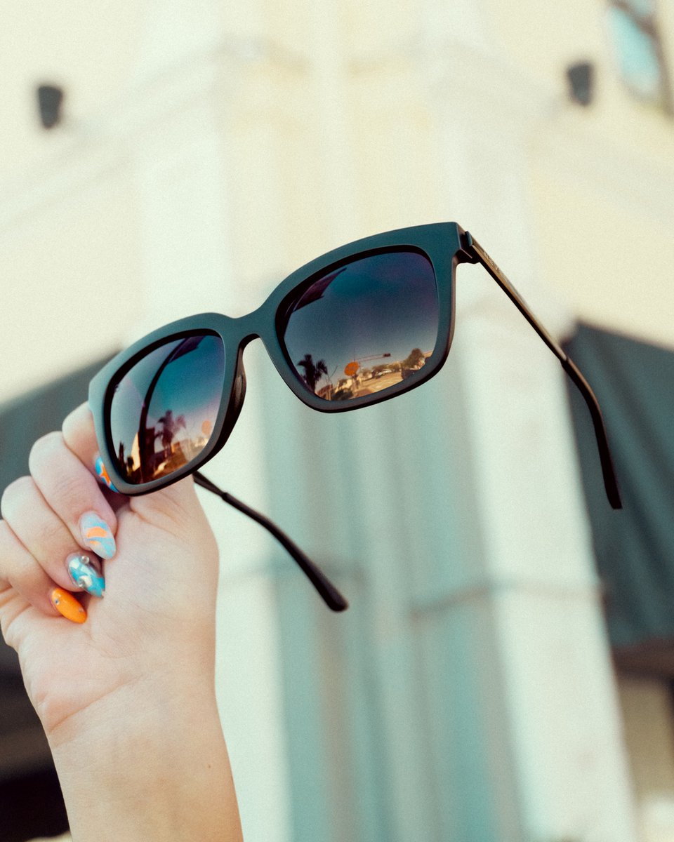 neveneyewear's tweet image. Looking for your next everyday pair? Lido’s oversized shape and gradient lenses make it an easy choice.

#WomensStyle #OversizedSunglasses #EverydayAccessories neveneyewear.com/products/lido?…