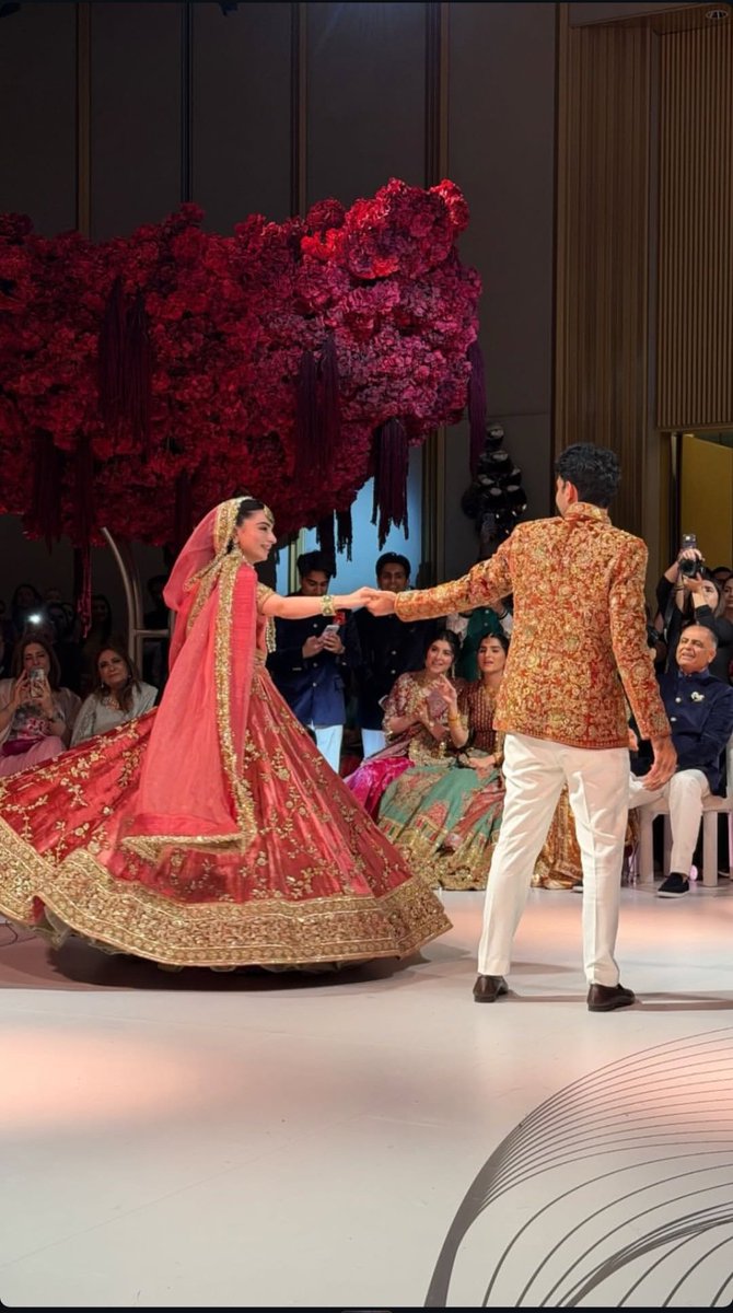 MahamTanvir1's tweet image. Annia and Ammar's Mehndi was a total blast. The bride was glowing in a Sabya outfit. Guru Randhawa's  live performance had us all dancing! 🎶
Best night ever! 
#DubaiDiaries #Mehndi #RedTheme #LiveConcert