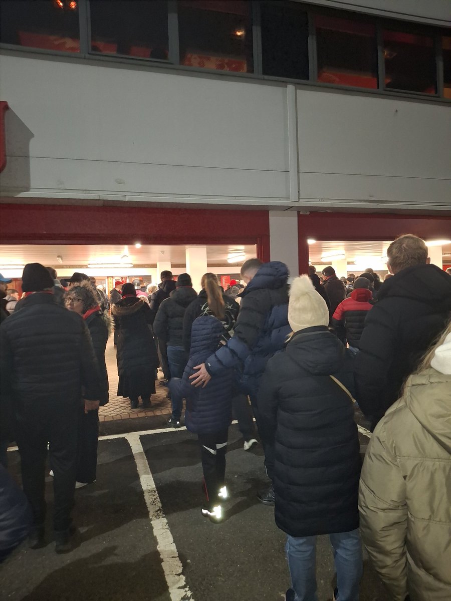 mod234's tweet photo. 30 mins to ko https://t.co/OLVCQT4sbh