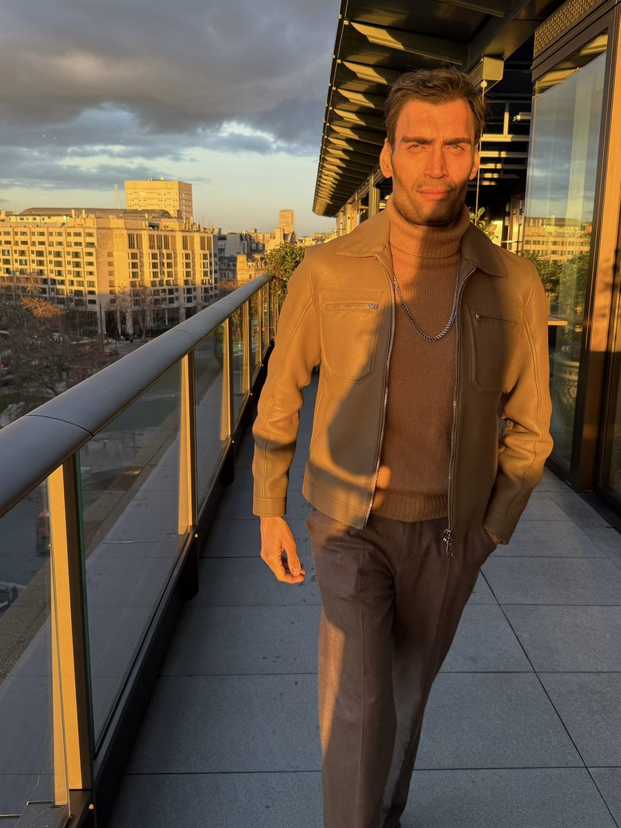 London light, Brett Johnson tailoring at The Peninsula — relaxed lines, warm tones, effortless confidence in motion. ☀️ 

#BrettJohnson #MenswearStyle #LondonStyle #QuietLuxury #ThePeninsula