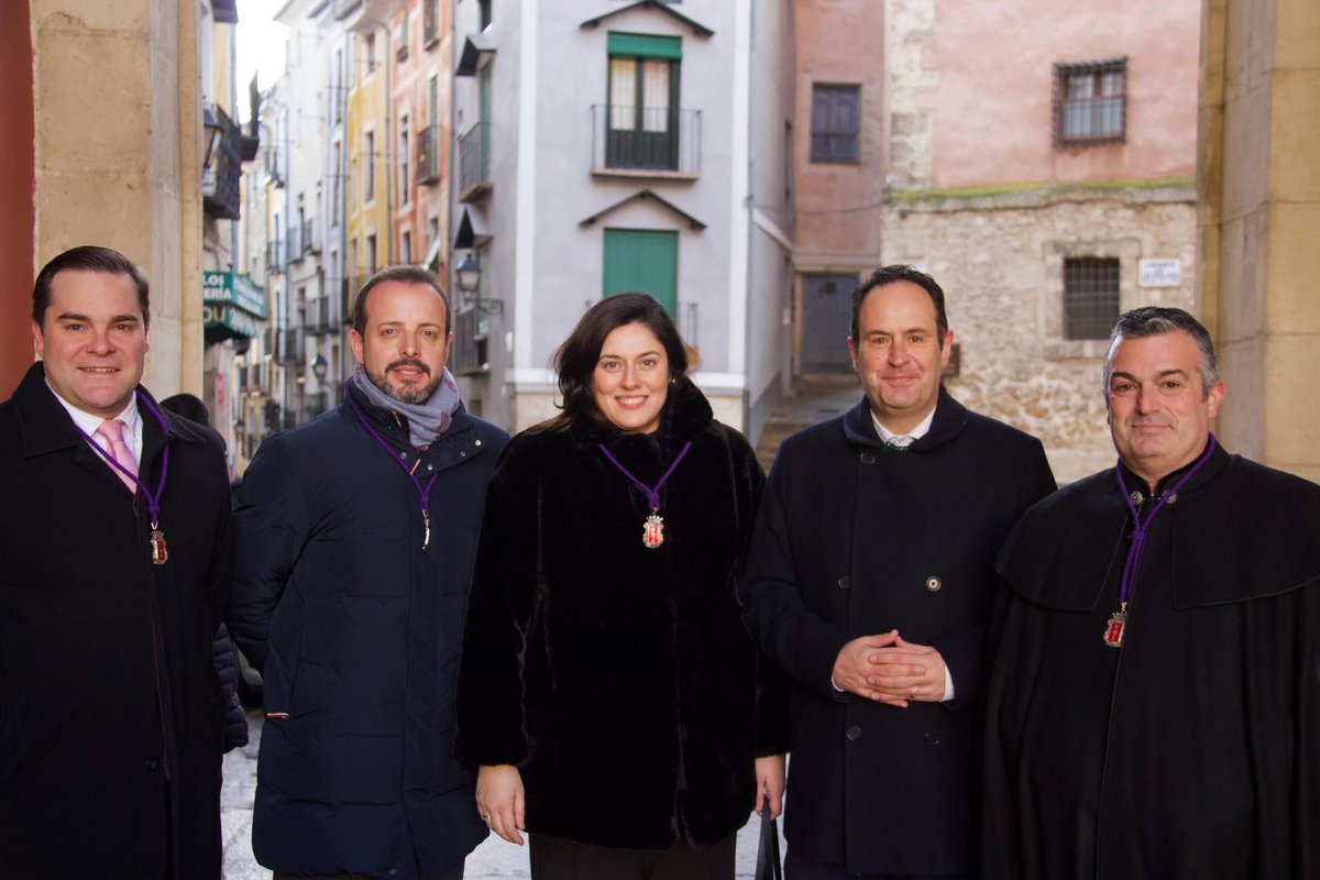gpopularcuenca's tweet photo. ¡𝑪𝒆𝒍𝒆𝒃𝒓𝒂𝒏𝒅𝒐 𝒂 𝒏𝒖𝒆𝒔𝒕𝒓𝒐 𝒑𝒂𝒕𝒓𝒐́𝒏!
Hasta la nieve se ha detenido por #SanJulián ❄️✨
Un año más, el PP presente en la Catedral y en el barrio de la Fuente del Oro para honrar a nuestro patrón. ¡Feliz día, Cuenca! ❤️🥖
#PrimeroCuenca #PPCuenca #Tradiciones https://t.co/bvbutRJknR