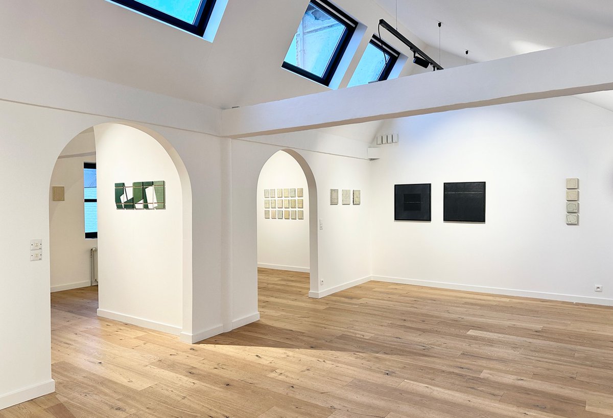 Verstilde Taal — Yves Joris bezocht de tentoonstelling ‘Verstilde Taal’, die t/m 22 februari te zien is in TaLe Art Gallery. Joris: "De stilte hier is geen decor. Ze is een conditie die afgedwongen wordt.” Lees verder op galleryviewer.com/nl/article/335….