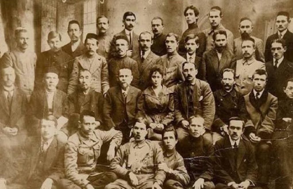 İttihatçılik Türkçülükten Komünizme Mustafa Suphi,Ethem Nejat ve Karadeniz'de katledilen yoldaşlarının anılarına saygıyla.Maria'nin acılarına saygıyla.....
Karadeniz'de katledilen aslında demokrasinin gelecegiydi...