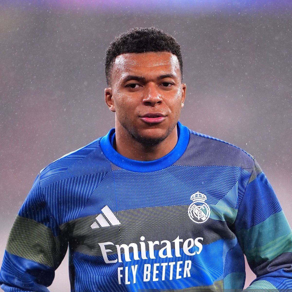 roxyrashed3's tweet image. Kylian Mbappé warming up 🇫🇷