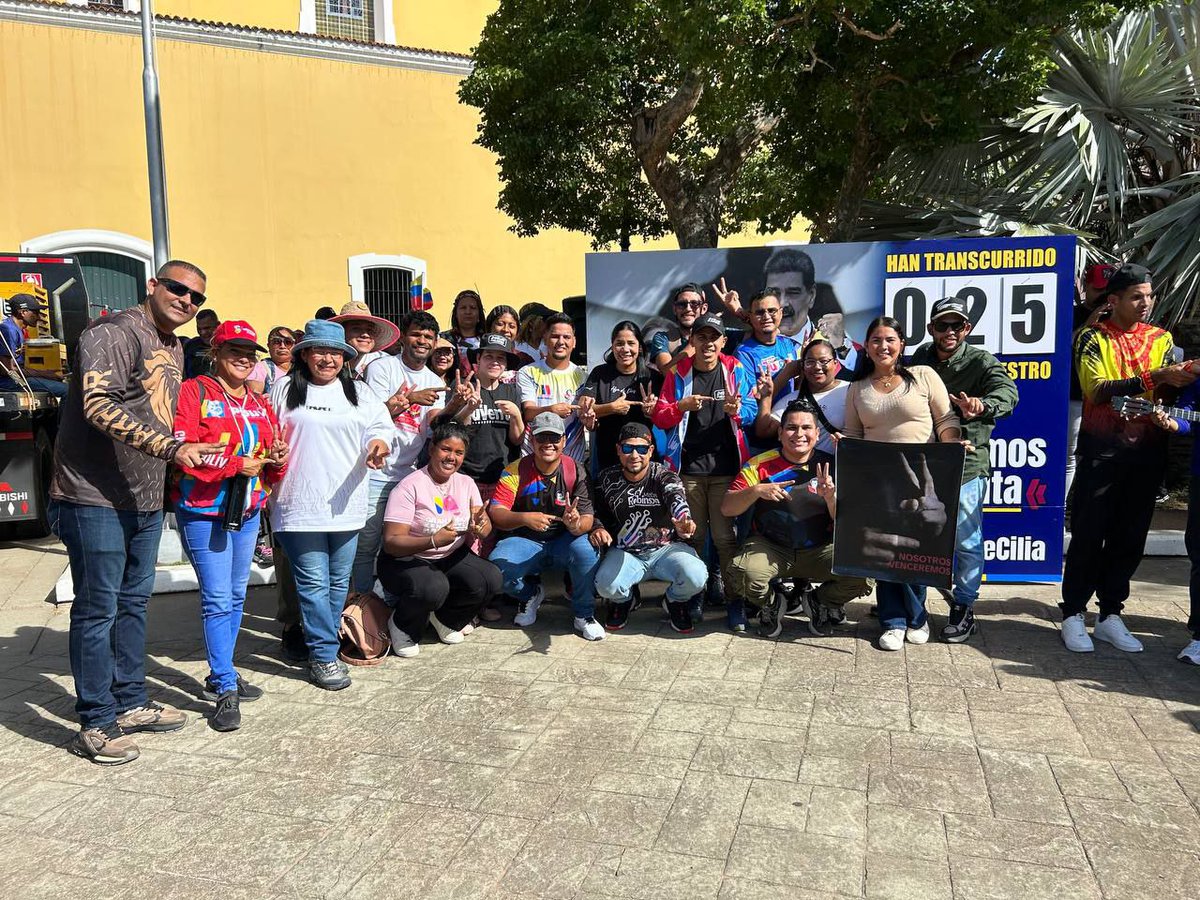 Pueblo movilizado y consciente! 🇻🇪 Venezuela se mantiene activa en defensa de la Patria con diversas jornadas:
​📍 Carabobo: Pancartazo en la Av. Cedeño de Valencia con la consigna "La lealtad no se negocia".
📍 Bolívar: Conversatorio con la juventud universitaria de la UNES y la
