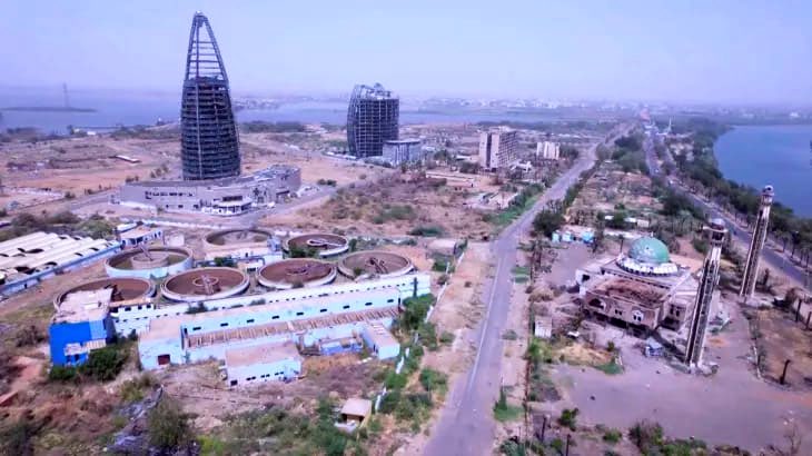 ⭕️ مدينة أشباح ولا توجد بها خدمات.. استنكار واسع من السودانيين لدعاوى العودة للخرطوم دون ايقاف الحرب.
#السودان #الخرطوم