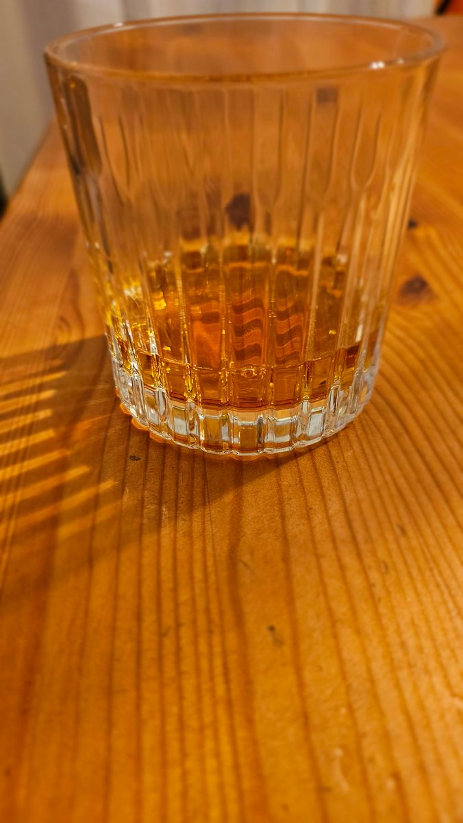 Ich trinke nur einen Finger breit, ehrlich. Nur die Glasgröße variiert... Schönen Abend!