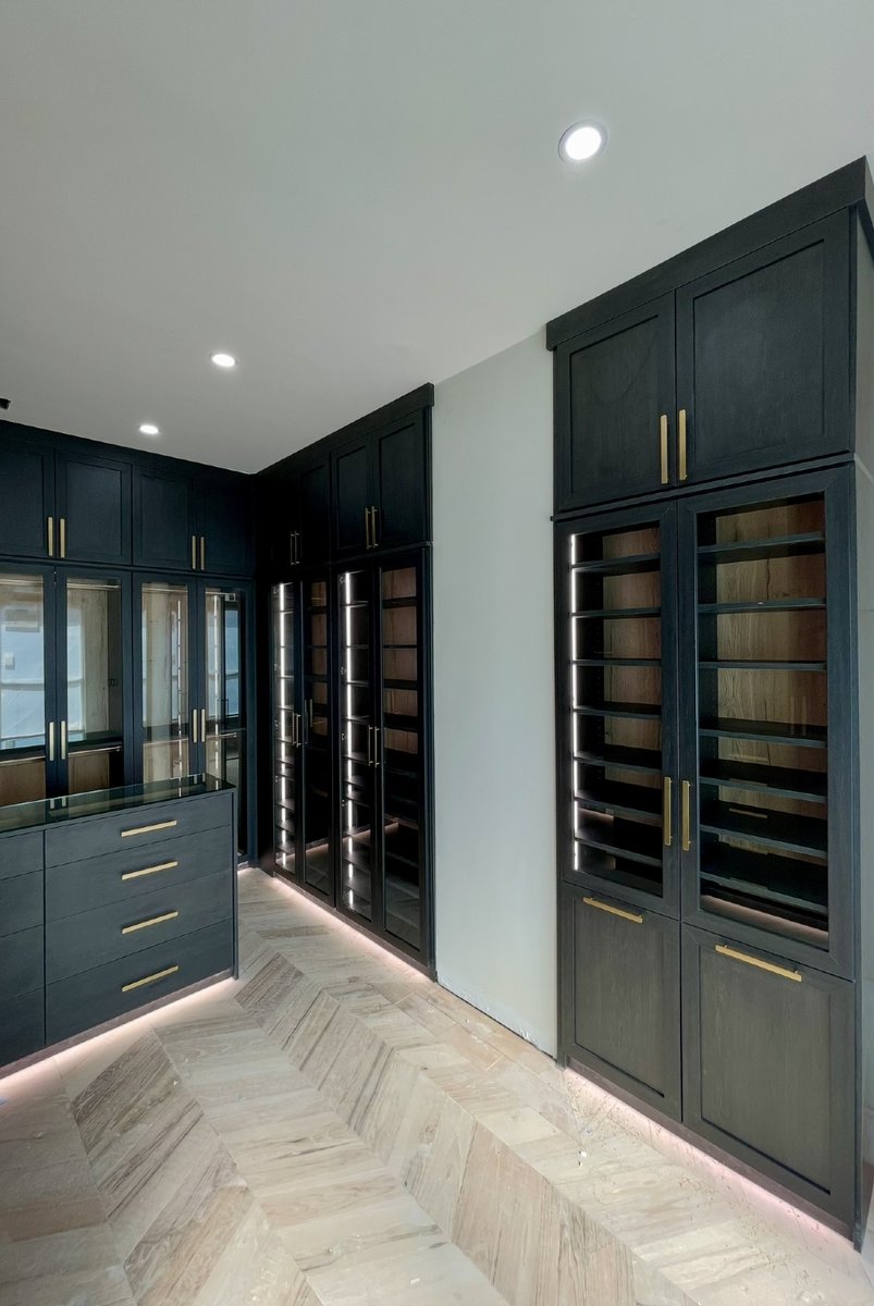 CESarasota's tweet photo. Moody. Modern. Perfectly organized. 🖤
This black luxury custom closet proves dark design can still shine. ✨#luxurycloset #closetinspo #customcloset #moderninteriors https://t.co/CVR0tO5DpB