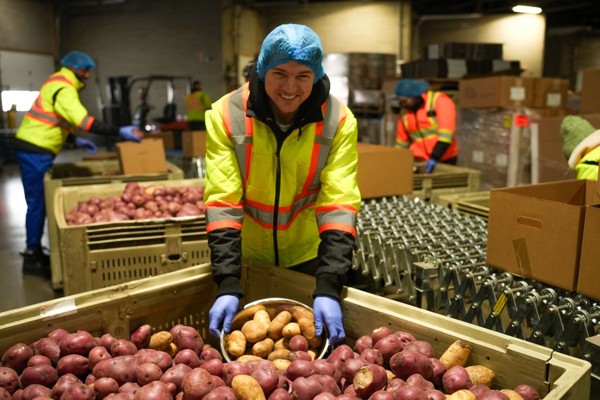 PeakoftheMarket's tweet photo. Last week, we had the pleasure of teaming up with the Winnipeg Blue Bombers to pack over 10,000 lbs of produce🥔💪

This incredible effort wouldn’t have been possible without your support. We’re proud of the partnership we’ve built with such an amazing organization and look forward to continuing this impactful work together.

 #WinnipegBlueBombers #CommunitySupport #FoodSecurity #WinnipegEvents #PotatoPacking #VolunteerWork #LocalPartnerships