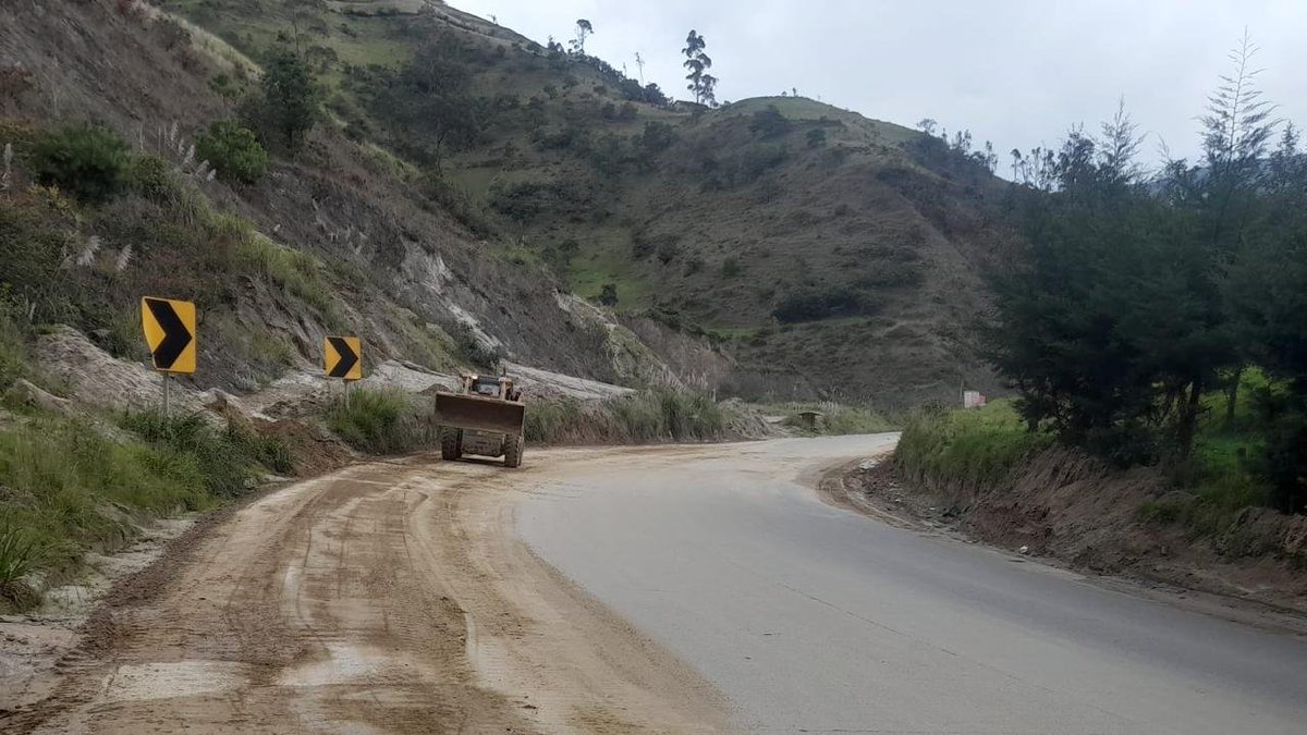 MIT_Ecuador's tweet photo. #Loja | Ejecutamos la limpieza de derrumbes en la vía Loja -Saraguro (E35), sector Santiago.

✅Vía habilitada.
🚜Personal y maquinaria en la carretera.
⚠️Conduzca con precaución.

#ElNuevoEcuador https://t.co/dp3p6C3kH2