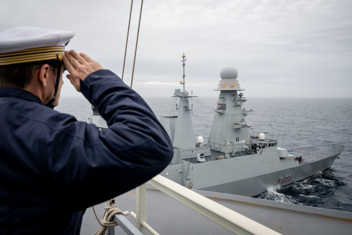 French_CSG's tweet photo. #WARMUP - Benvenuto alla fregata Andrea Doria ! La frégate 🇮🇹 Andrea Doria a appareillé de Toulon aux côtés du porte-avions Charles de Gaulle et des unités du #French_CSG le 27 janvier. Depuis elle est pleinement intégrée aux opérations du groupe aéronaval en Méditerranée. 🇫🇷🤝🇮🇹 https://t.co/dTU7PHbBYz