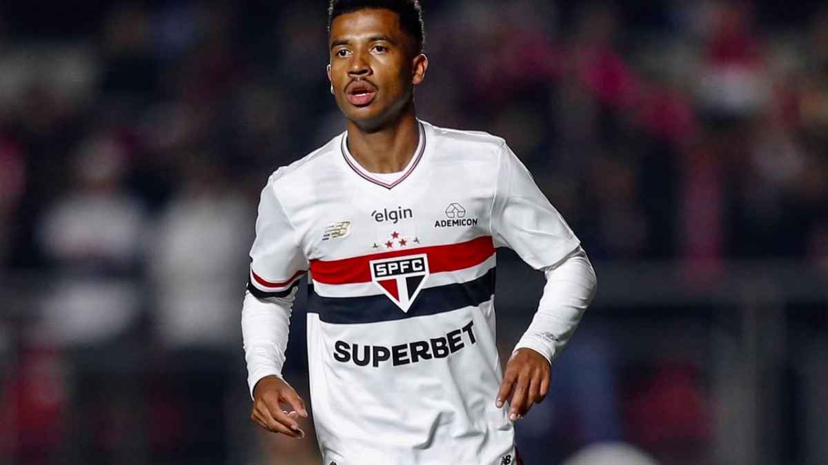 EspacoTricolor_'s tweet photo. 📰🇾🇪 VALE MUITO! 

Hoje o São Paulo se reuniu com o Flamengo para falar sobre Marcos Antônio.

O tricolor afirmou que o jogador não está à venda e que seu preço é nível Kaio Jorge.

Na negociação com o Flamengo, o preço do KJ estava na casa dos R$180 milhões. 

🗞️ ESPN Brasil https://t.co/FVt8wyK361