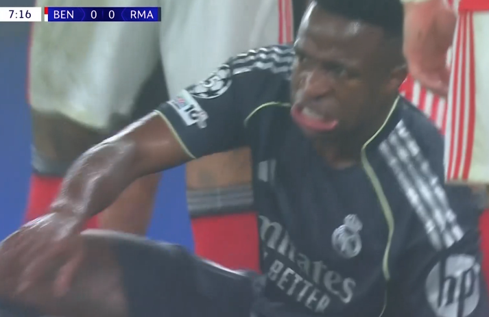 TouchlineX's tweet photo. 📸 - VINICIUS IS ANGRY AFTER RECEIVING A FOUL! https://t.co/bl6QP5nZjZ