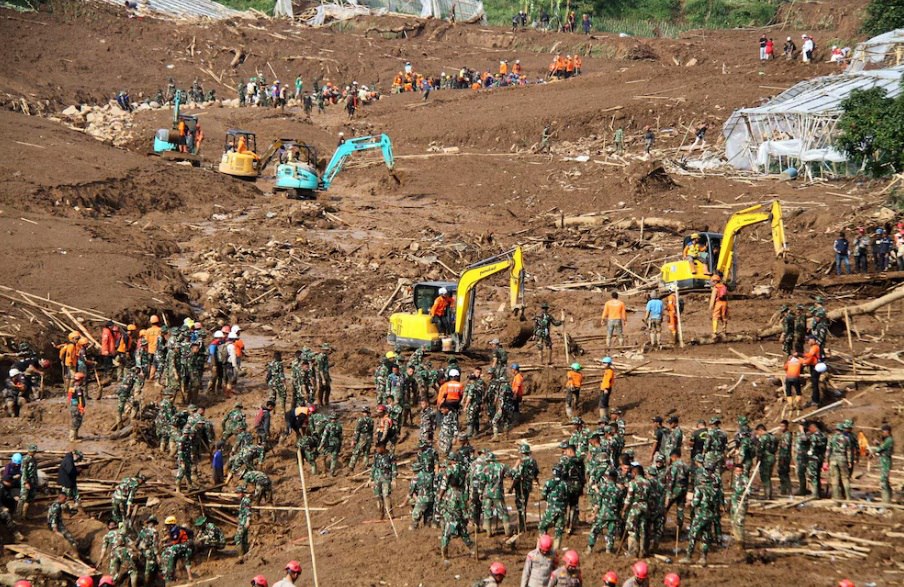 uncapitulomas29's tweet photo. La cifra de muertos a causa del deslizamiento de tierra ocurrido el sábado pasado en la aldea de Pasirlangu, en la regencia de Bandung Occidental de la provincia de Java Occidental de Indonesia, aumentó a 50. De estas víctimas 30 ya han sido identificadas. https://t.co/fWzpXNDtTY