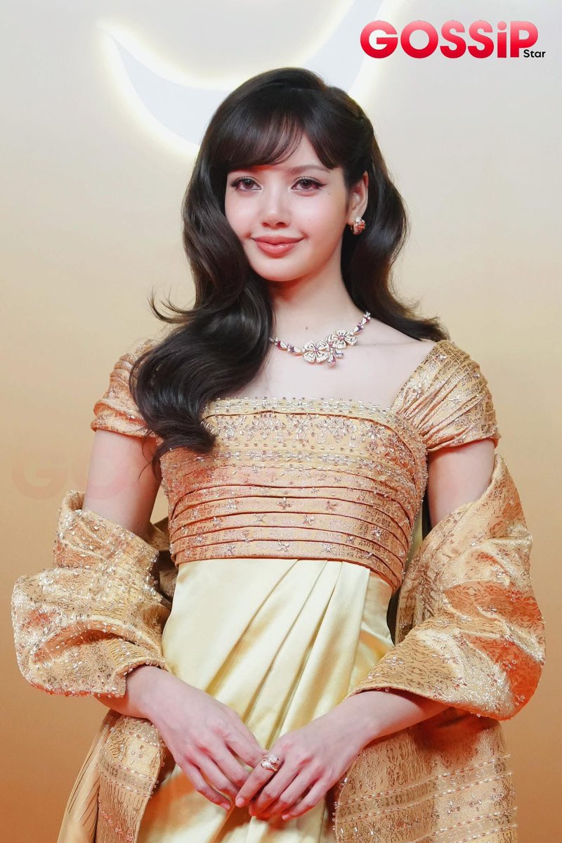 สวยมากจนอยากร้องไห้อ่ะ ลิซ่าเป็นแก้วเป็นแสงมากกก ชีสวยขึ้นทุกวันจริงๆนะ ละลุคนี้โคตรจะผู้ดีโคตรจะลูกคุณหนูหลานคุณนาย 🥹🫠🫶🏻