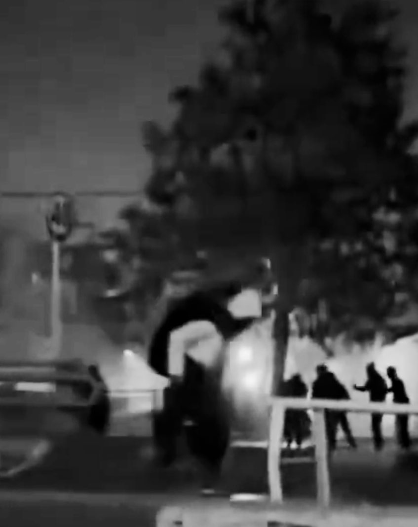 باید اسم‌ها رو هی تکرار کنیم!
تو تاریخ ایران، اسم #حمید_مهدوی نباید گم بشه.
یه آتش‌نشان مشهدی که تو روزای آتش و خون می‌رفت مجروح‌ها رو جمع می‌کرد و نجاتشون می‌داد.
آخرش توسط گلوله‌ی جنگی جمهوری اسلامی کشته شد!
۱۸ دی ۱۴۰۴… 💔
#IranRevoIution2026 
#IranMassacare