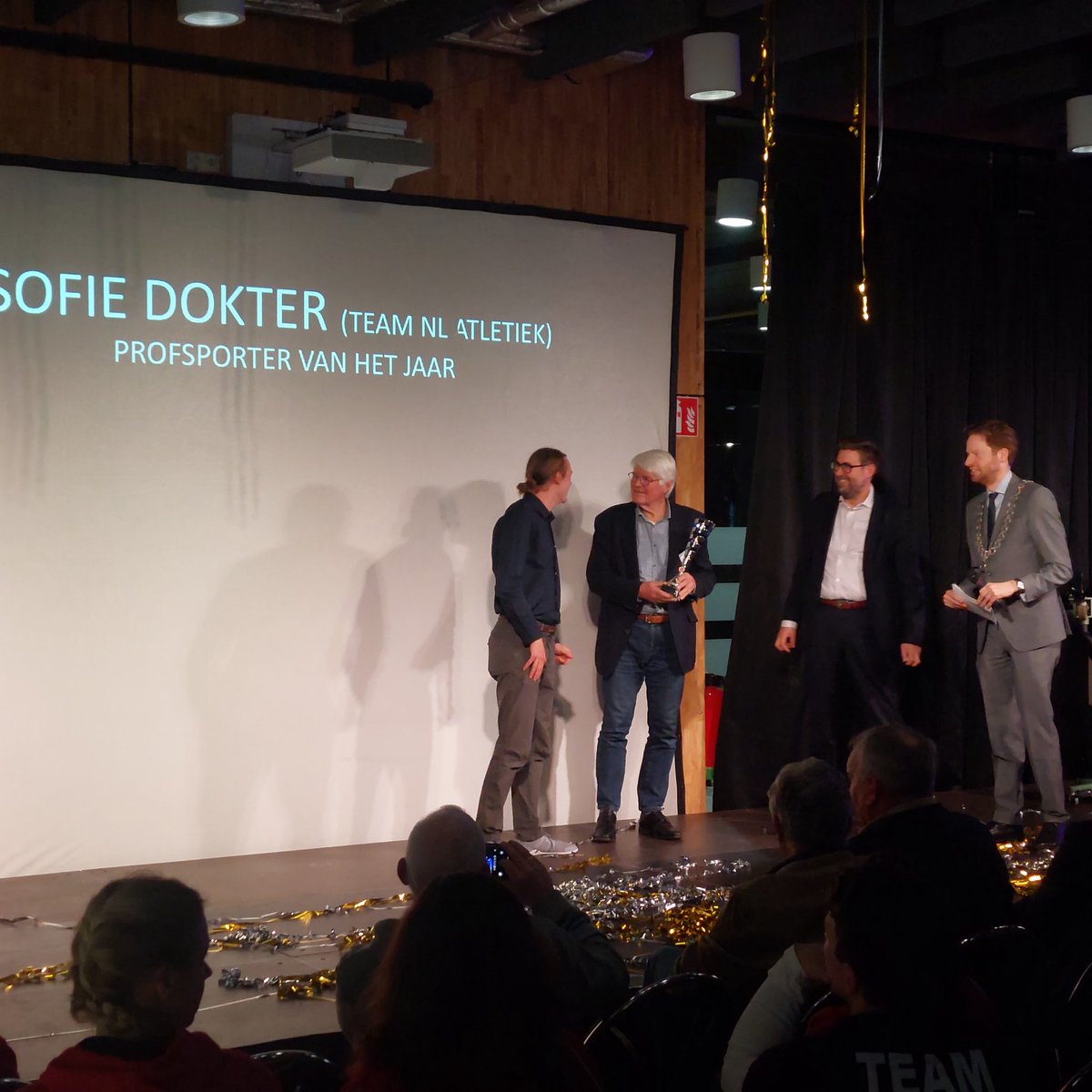 Actie foto's van de uitreiking van sporter van het Jaar.

Onze burgermeester <a href="/floorvermeulen/">Floor Vermeulen</a> heeft zelfs zijn stedeband collega erbij gehaald.