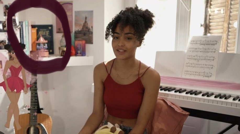 Ce que j’aime avec Candice c’est quand je revois son portrait il y avait déjà les refs qu’elle a utilisées pour ses projets et raconter ses histoires, le livre d’Alice aux pays des merveilles en fond qu’elle choisira d’inspi pour son 2e EP