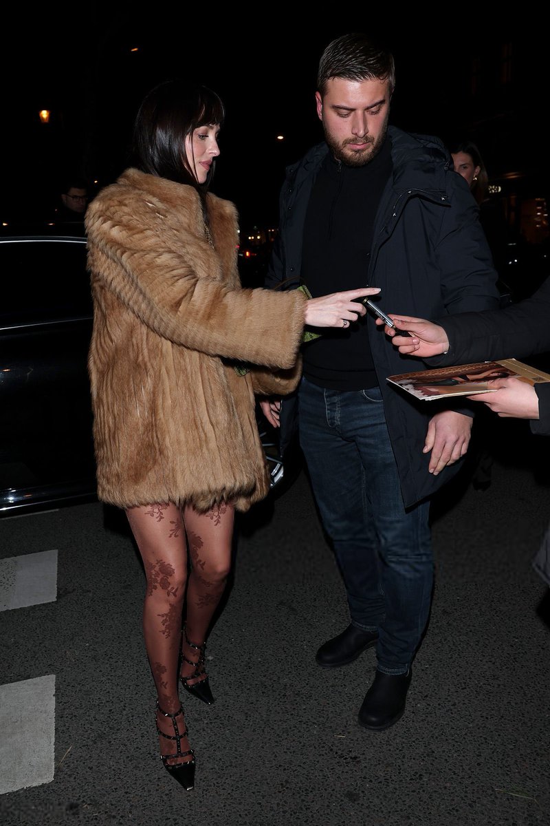 📸 28.01 | Dakota Johnson fue vista llegando a la fiesta posterior al desfile de Valentino en Paris, Francia. 

dakotajohnsonargentina.sosugary.com/galeria/thumbn…