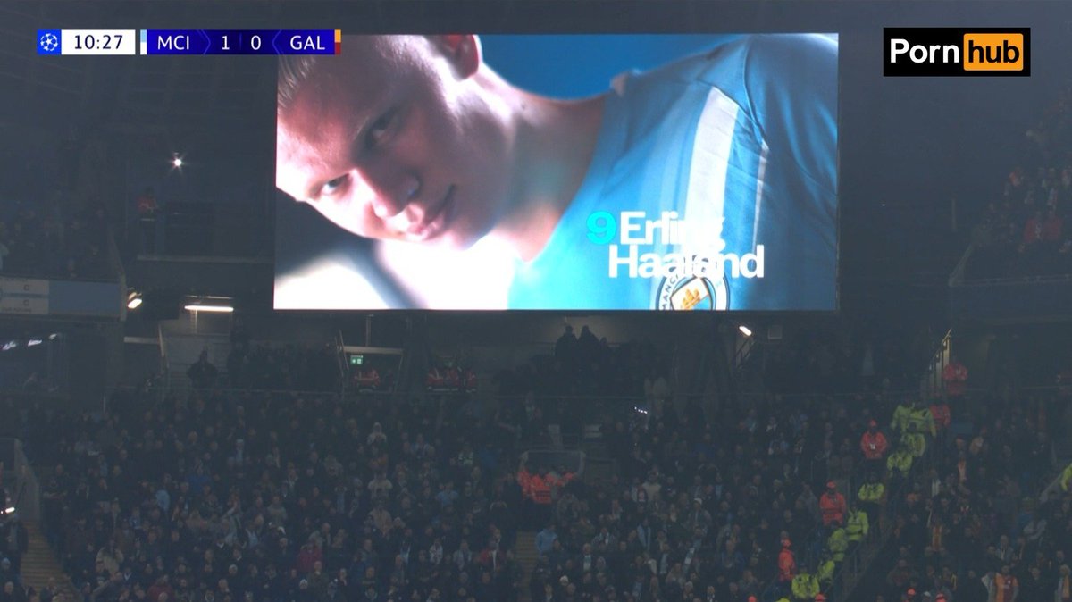 Gol sonrası Halaand, Okan Buruk'a bakıyor.