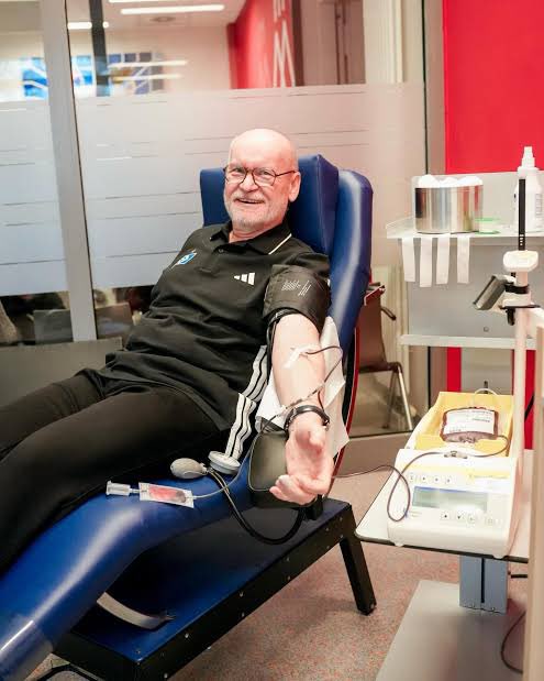 6 wochen mit kuntz dem hund rumschlagen und dann entscheidet sich jean-luc an einem random mittwoch dazu besoffen seinen viel zu schnellen sportwagen durch den hafen zu ballern pray for michael 🙏