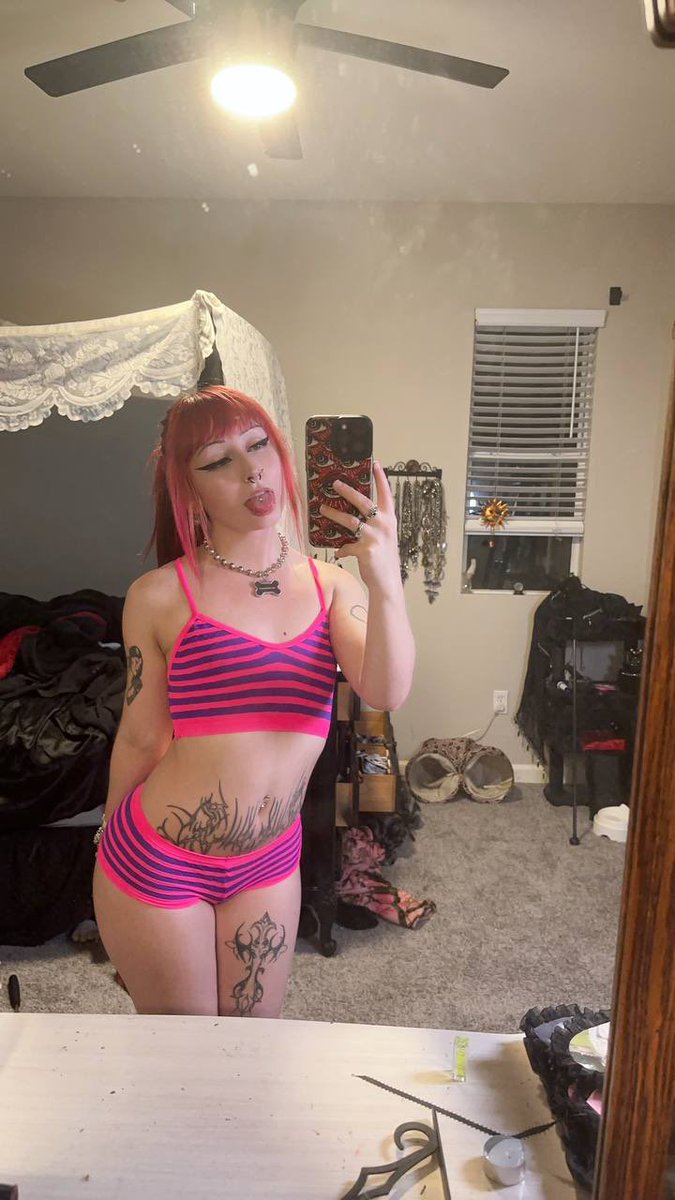 cherryfuneralxo's tweet image. Should've clocked in during my goth faze now yall stuck with sunshine and rainbows 🤪