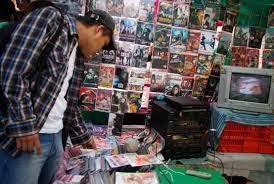 yeipicine's tweet image. Yo en el puesto de películas pirata imaginando que estoy en el Criterion Closet