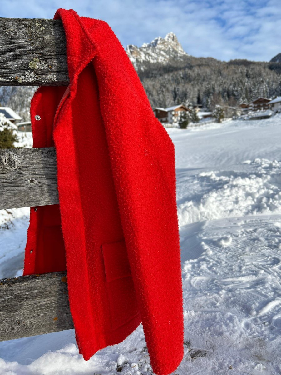 Casentino wool. Alpine flavour. Bold orange energy. Old school, new vision ⛷️⚡️🧶

#CasentinoWool #ItalianHeritage #WinterStyle #TimelessFashion #santillo1970