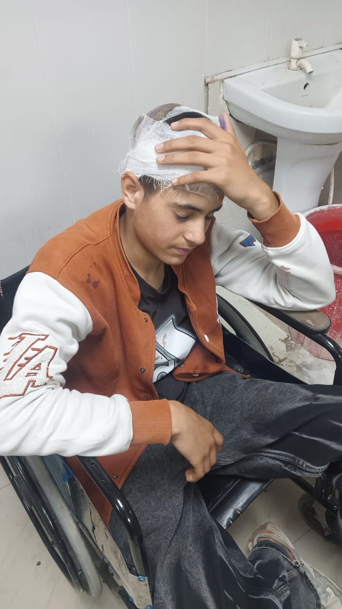 JasibShabirbhat's tweet photo. Heartbreaking and deeply disturbing.

An 18-year-old #kashmiri boy, who had come to #Uttarakhand with his family to sell shawls and earn an honest living during the harsh winter, was brutally attacked this evening in the Vikas Nagar area.

According to his family, the boy was first questioned about who he was and where he came from. The moment it was revealed that they were #Muslims from #Kashmir the situation turned violent. A group of people assaulted him mercilessly beating him with iron rods, punching him repeatedly and leaving him severely injured. His left arm has been fractured, and he suffered serious head injuries, with blood reportedly flowing from his head after the attack. Other family members were also dragged, slapped, and assaulted.

He was initially taken to a local hospital and later referred to Doon Hospital, Dehradun, due to the seriousness of his condition.

This is not just an attack on one boy it is an attack on humanity. An #18YearOld trying to support his family with dignity was met with hatred instead of compassion. Such incidents expose the dangerous normalisation of communal profiling, mob violence, and intimidation against vulnerable communities.

We appeal strongly to the Hon’ble Chief Minister of Uttarakhand, @pushkardhami Ji to intervene immediately, ensure the registration of a strict FIR, and take firm legal action against all those involved. Accountability is essential not only for justice in this case, but to send a clear message that hate driven violence will not be tolerated.

The Constitution guarantees safety and dignity to every citizen, irrespective of religion, region, or identity. The State has a moral and constitutional responsibility to uphold this promise.

Violence born out of hatred cannot be allowed to become routine. Justice must be swift, firm, and visible. Is this the “atoot ang” we are told to believe in?

@HMOIndia @PMOIndia @AmitShah @narendramodi @OfficeOfLGJandK @CM_JnK @RuhullahMehdi  @sushant_says @rishi_suri @RahulGandhi @RanaAyyub @BDUTT @MehboobaMufti @IltijaMufti_ @parawahid @DehradunPolice @ShashiTharoor @nasirsogami @tanvirsadiq @salmanalisagar @ahsanpardesi @DrVeeri @dhruv_rathee @TahirPeerzada_   @sajadlone @SMAltafBukhari @LtGenDPPandey @OmarAbdullah @sakinaitoo  @DrSJaishankar @GreaterKashmir @RisingKashmir @GMKashmir @PTI_News @AdityaRajKaul @sidhant @Junaid_Mattu @ahsanpardesi @vidyarthee @karuna_madan @Ashok_Kashmir @asadowaisi @priyankagandhi